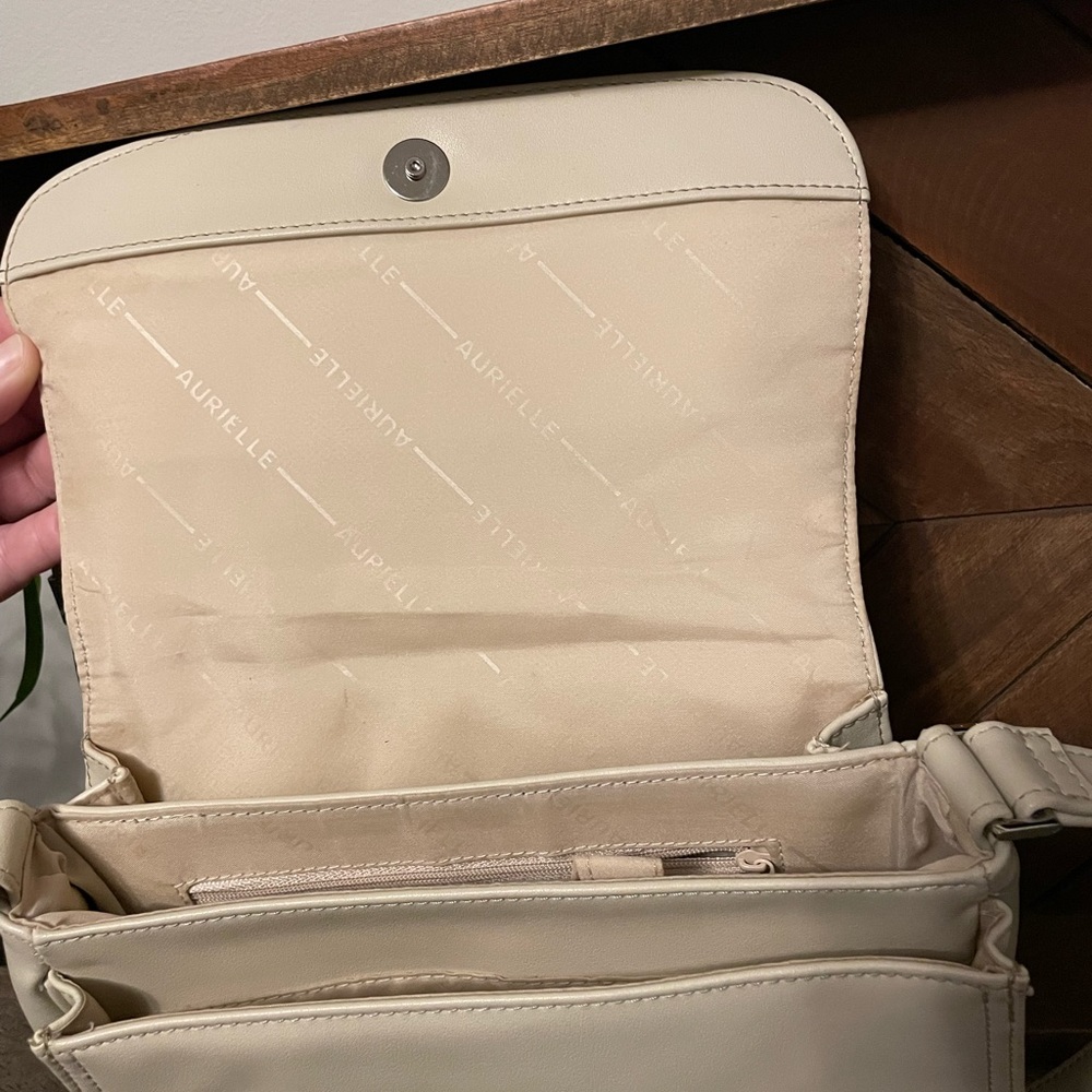 Aurielle Ivory Leather Multi-compartment Crossbody Purse - Picture 10 of 14